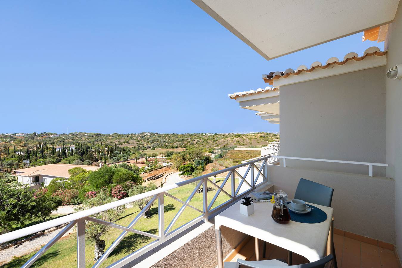 Entire apartment, Pestana Gramacho Residence Studio with Mountain View, Pool & Wi-Fi in Estômbar, Estômbar e Parchal