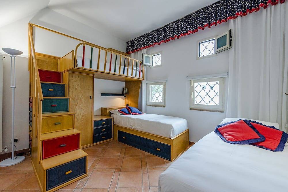 Lujosa villa, outdoor Jacuzzi minipool, indoor whirlpool,  sauna, chimenea in Fregene, Provincia de Roma