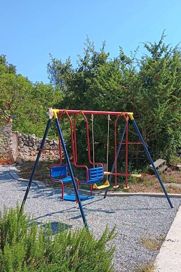 Ganze Wohnung, 2-Zimmer-Ferienwohnung mit Terrasse und Meerblick Skrbčići, Krk -a in Pinezici, Krk