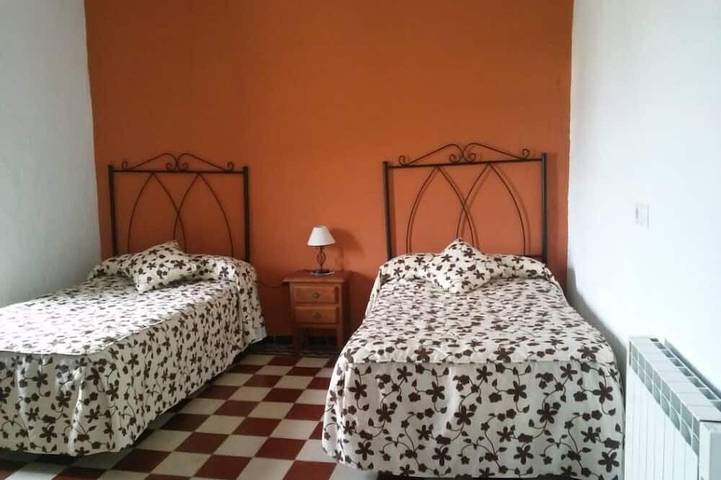 Gran casa rural en el centro de Andalucia para 12 personas con piscina y barbaco in Las Lagunillas, Priego de Córdoba