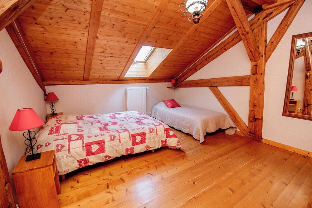 Entire apartment, Apartment in Comtoise farmhouse Children's playground and equipment in Mouthe-Lac et Mont d’Or, Jura Francais