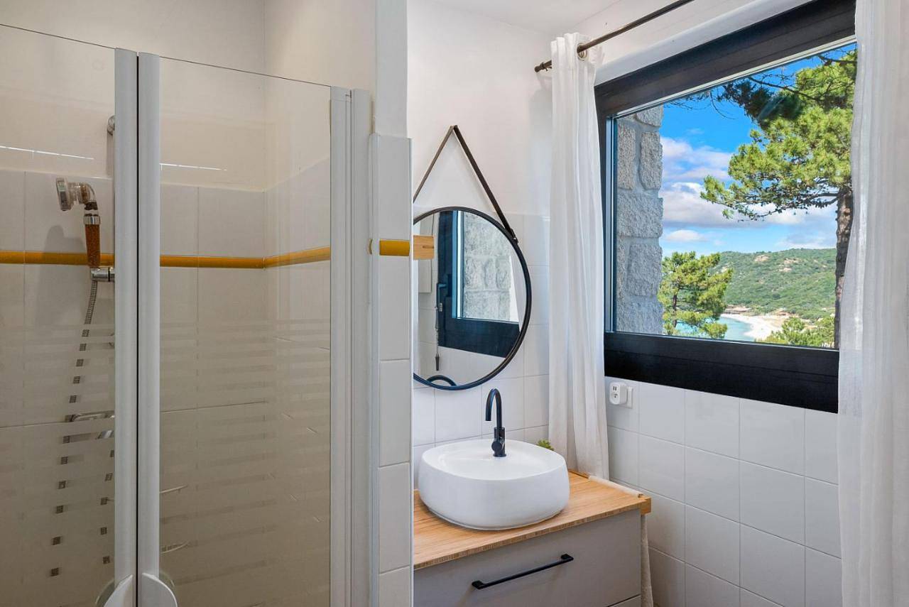 Vue mer & plage Corse de rêve à pied en famille ou entre amis Villa 5 Chambres Grand Confort Perla di Verghia Soleil & Détente in Coti-Chiavari, Région d'Ajaccio