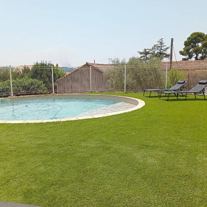 Gîte pour 2 personnes, avec terrasse ainsi que piscine et jardin à Plaissan