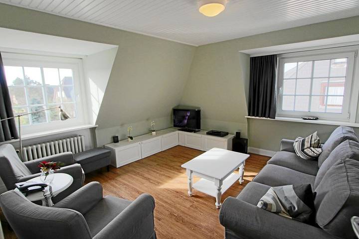 Ganze Wohnung, Stilvoll eingerichtetes Appartement im Obergeschoss mit Strandkorb im Garten in Nordfriesische Inseln (Schleswig-Holstein) (Schleswig-Holstein), Wenningstedt