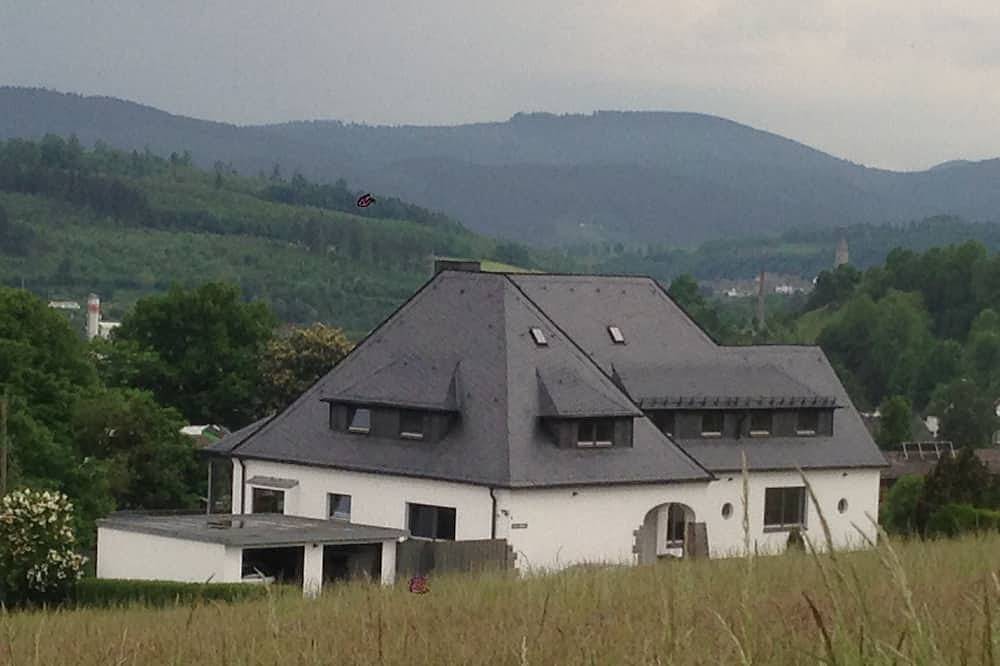 Ganze Wohnung, In wunderschönem Landhaus, Luxussanierung, direkt am Wald + nahe Golfplatz in Schmallenberg, Hochsauerlandkreis