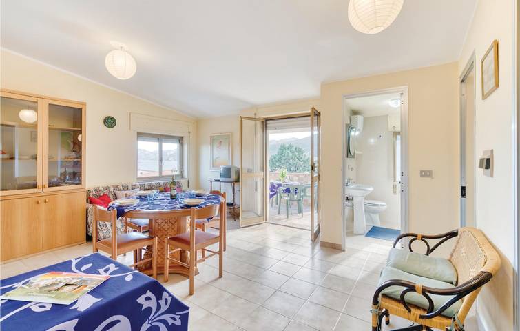 Apartamento vacacional entero, Apartamento junto a la playa con propietario in situ y WiFi in Cala Gonone, Dorgali