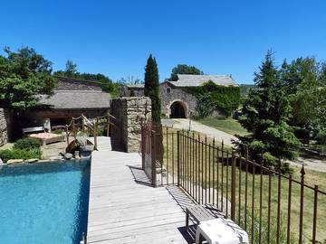 Gîte pour 4 personnes, avec terrasse ainsi que jardin et piscine à Sévérac-le-Château