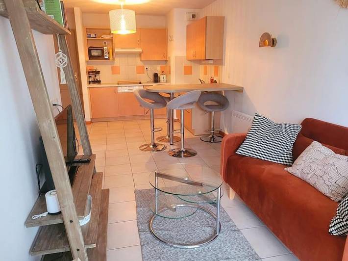 Appartement de vacances pour 4 personnes, avec balcon ainsi que vue et piscine