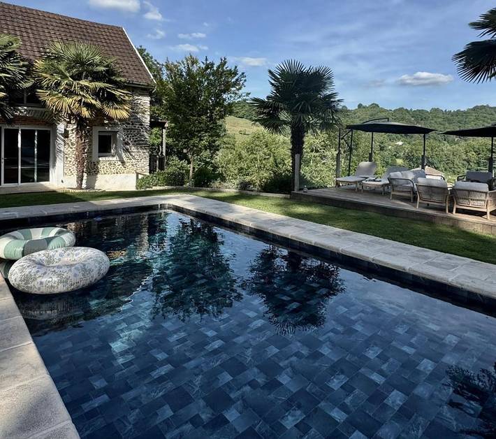 Location de vacances pour 2 personnes, avec Balcon et Terrasse ainsi que Jardin et Piscine à Gelos