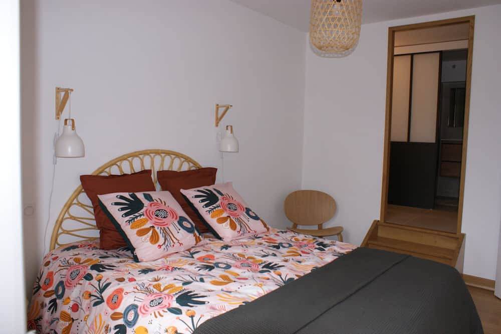 Entire apartment, Large, bright, quiet apartment, not overlooked, close to town center. in Rodez, Massif Central