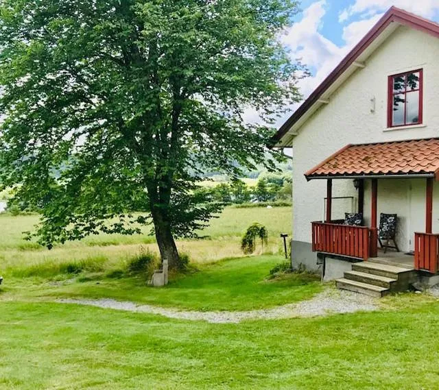 Ferienhaus für 6 Personen, mit Ausblick und Seeblick sowie Terrasse und Garten - 1