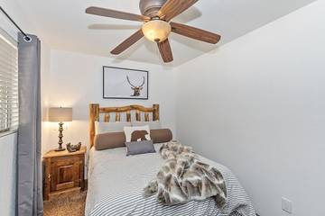 Cottage for 16 Guests in Moonridge, Big Bear Lake, Picture 3