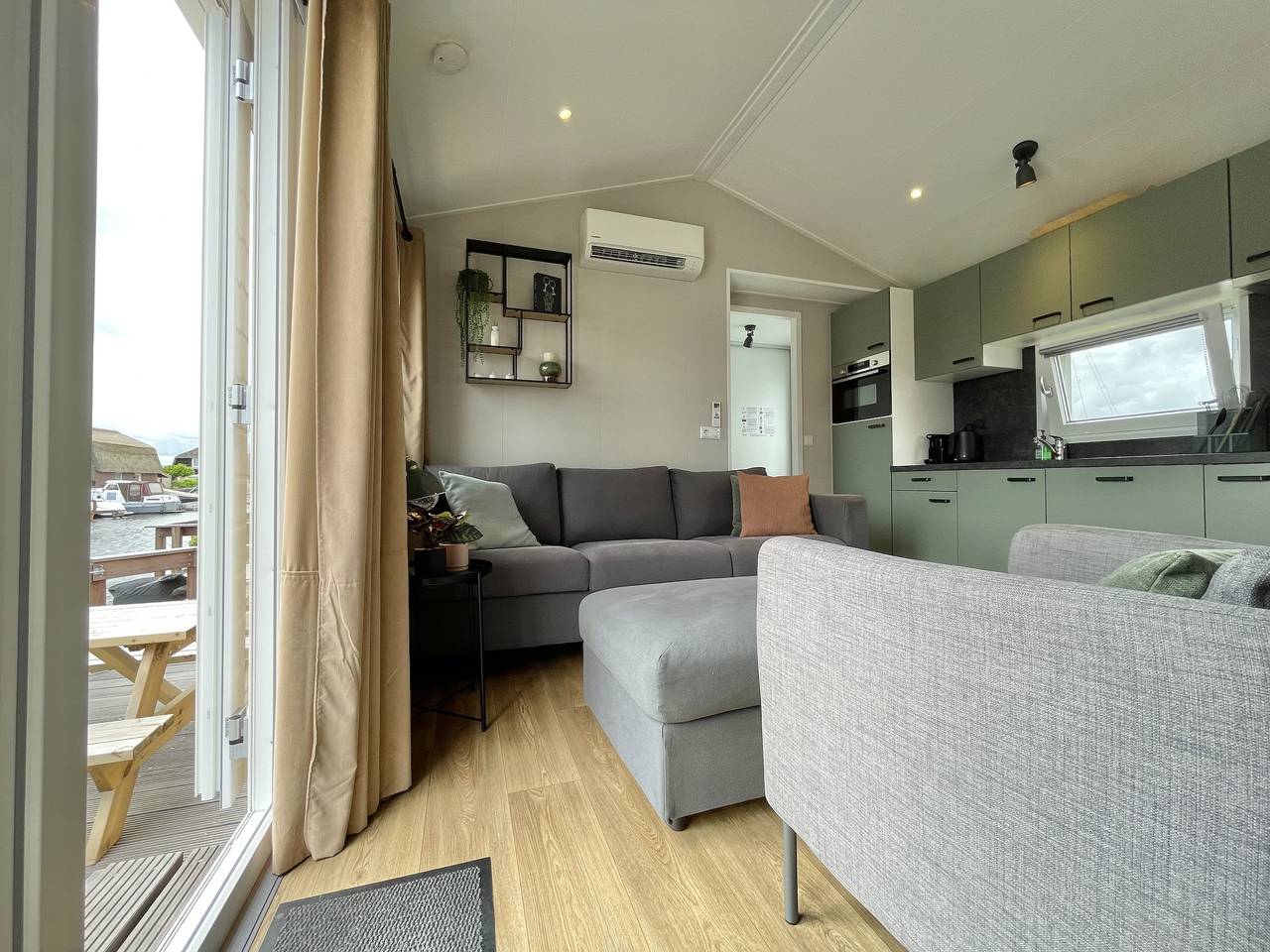 Droomvilla Vakantiehuizen — Waterfront Lodge in Breukelen, Groene Hart