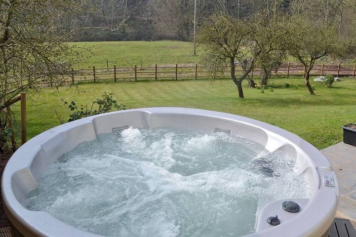 Cottage for 6 people, with hot tub and garden in Tiverton