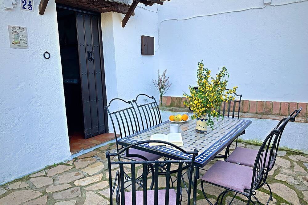 Charming Villa in Zahara de la Sierra, Cádiz: pool & pet - friendly in Zahara de la Sierra, White Villages