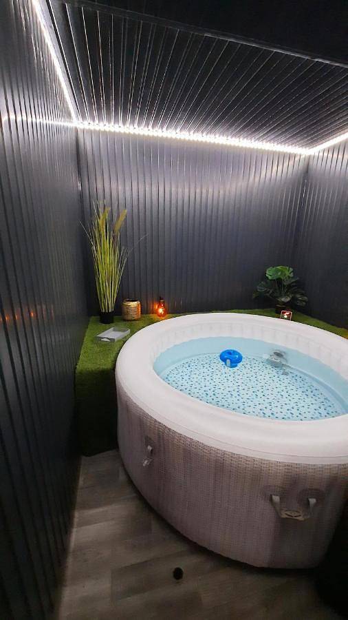 Gîte pour 2 personnes, avec jacuzzi ainsi que jardin et terrasse à Saint-Sornin (Charente)
