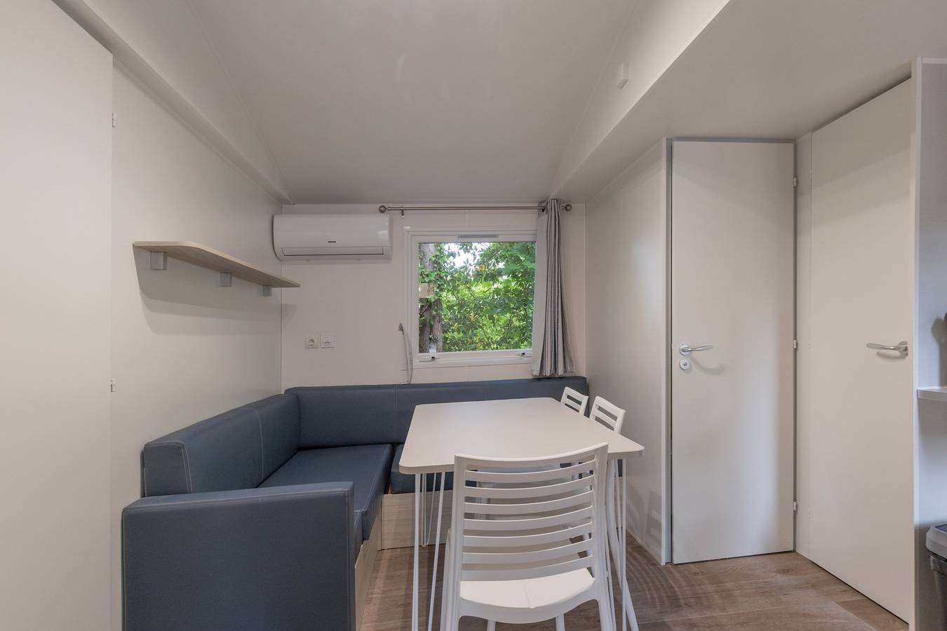 Mobil-home 'G - 1-6 pers' avec piscine commune, terrasse privée et jardin partagé in Lavilledieu, Ardèche