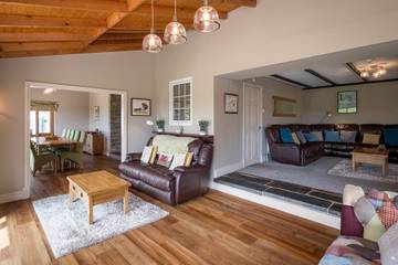 Holiday Home for 10 People in South-Wales, Carmarthenshire, Photo 4