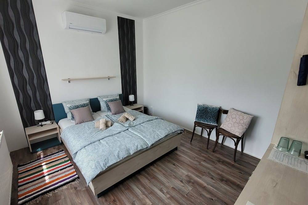 Sleeps 18 - Lakeview - House - Vonyarcvashegy in Vonyarcvashegy, Balaton Hochland Nationalpark