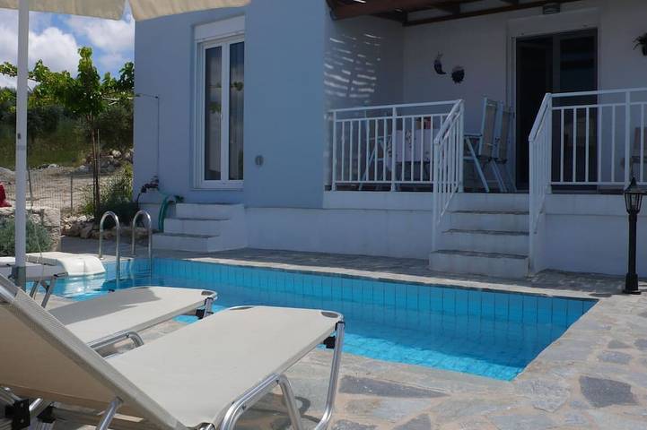 Villa for 4 people, with garden and pool as well as balcony in Rethymnon