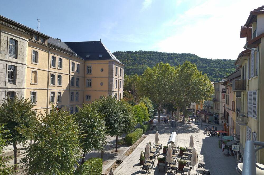 Entire apartment, Studio with balcony - view of esplanade-centre ville in Gap, Gap region