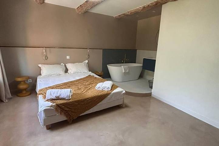 Maison Troglodyte du Jas, in the heart of Provence at the foot of the Luberon 30min from Aix in Puyvert, Parc naturel régional du Luberon