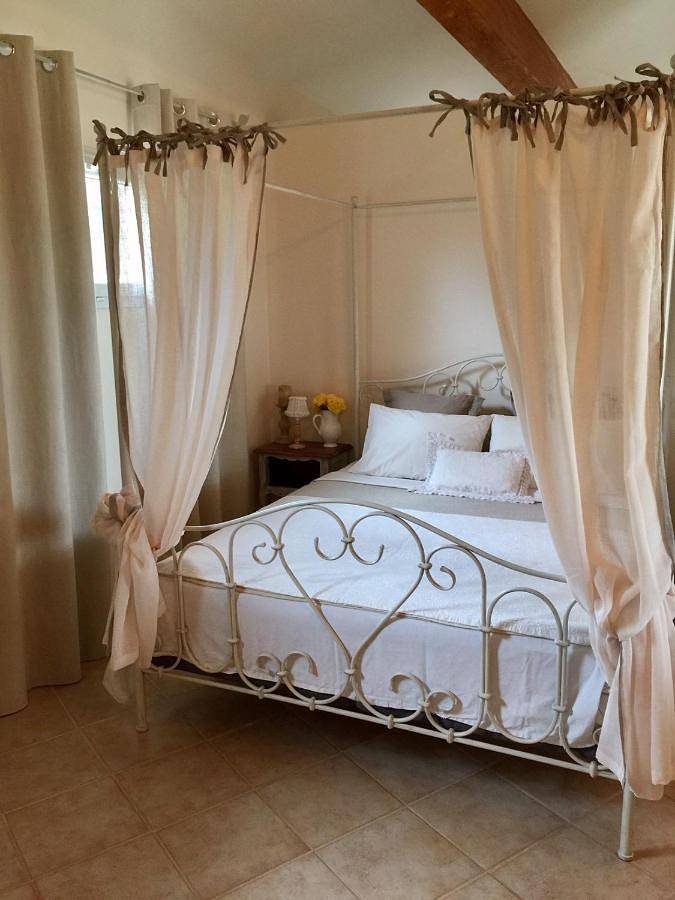 Location de vacances pour 4 personnes, avec vue ainsi que piscine et jardin à Saint-Marc-Jaumegarde - 4