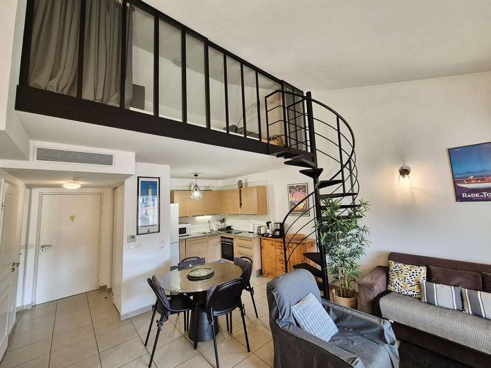 Entire holiday apartment, Large terrace with sea view, recent residence, everything on foot in Saint-Mandrier-sur-Mer, Mediterranean Coast (France)