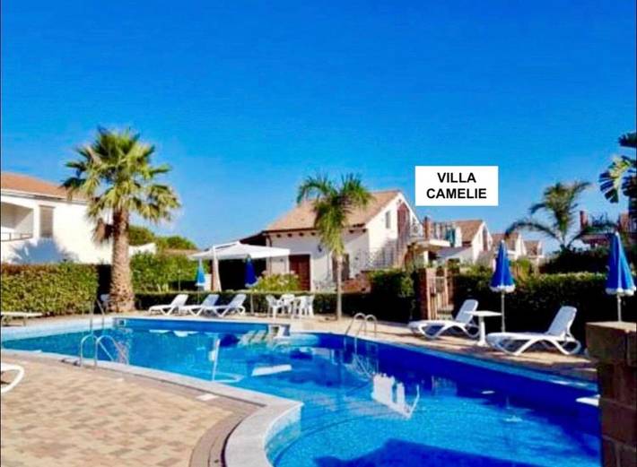 Casa vacanza per 4 persone, con Balcone e Terrazza nonché Idromassaggio e Giardino a Campofelice di Roccella