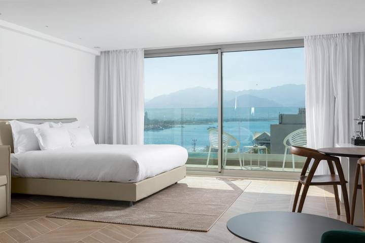 Hôtel pour 2 personnes, avec piscine et vue ainsi que bassin pour enfant et balcon à Eilat