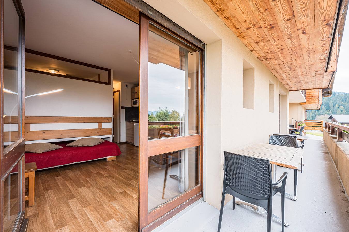 Studio entier, Studio '4 - La Bruyère' avec vue sur la montagne, jardin partagé et Wi-Fi in Cohennoz, Région d'Albertville