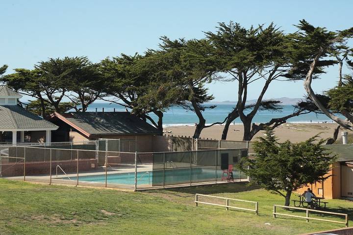 Vacation rental for 10 people, with balcony and pool in Big Sur