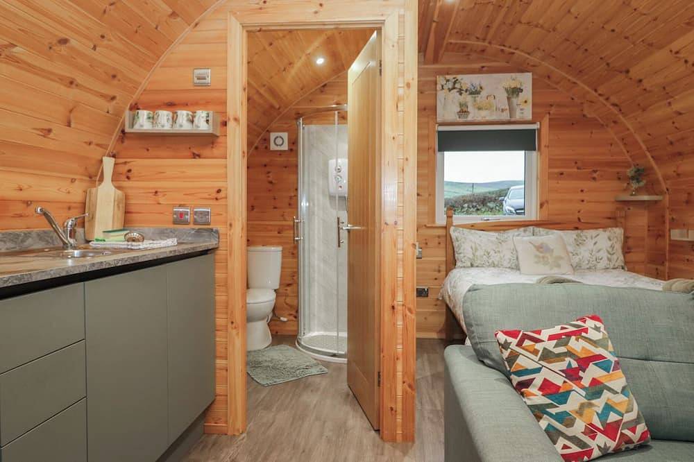 Beech, romantic, with hot tub in Ulverston in Lake District