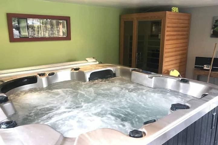 Location de vacances pour 2 personnes, avec terrasse et jacuzzi ainsi que sauna et jardin à Lannebert
