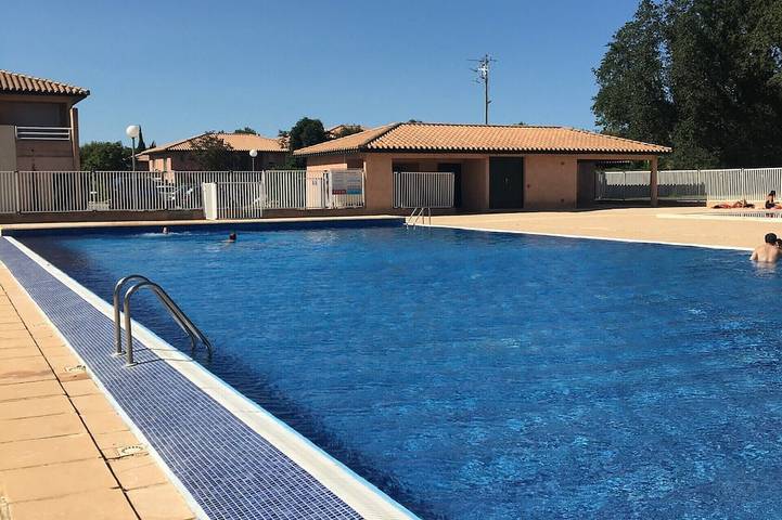 Chalet pour 4 personnes, avec piscine ainsi que jardin et terrasse, animaux acceptés