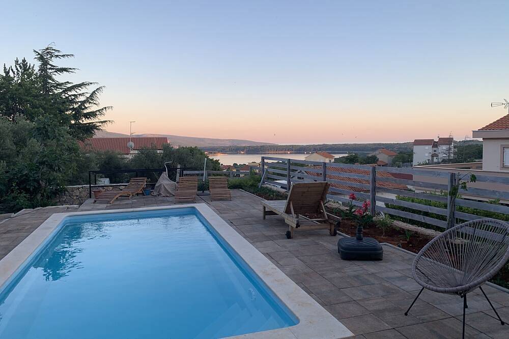 Lili mediterranean studio with a sea view & heated shared pool in Kornic, Krk