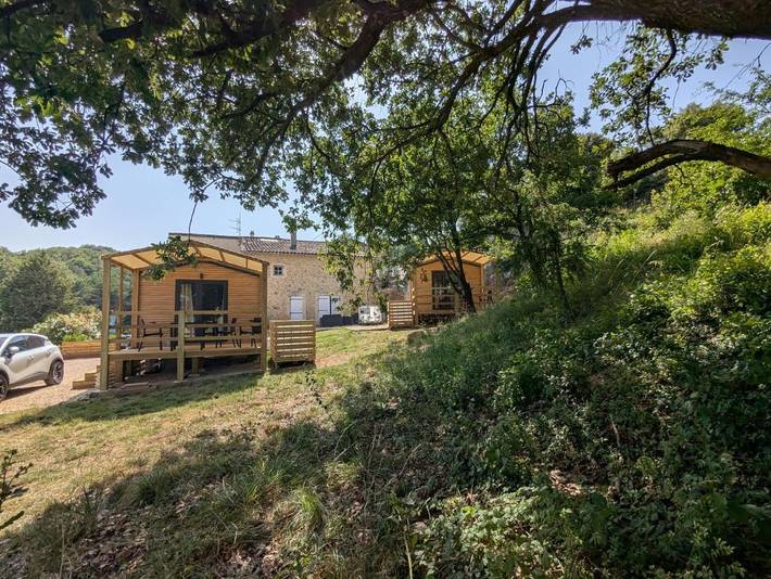 Location de vacances pour 4 personnes, avec Balcon et Terrasse ainsi que Jardin et Piscine à Viviers