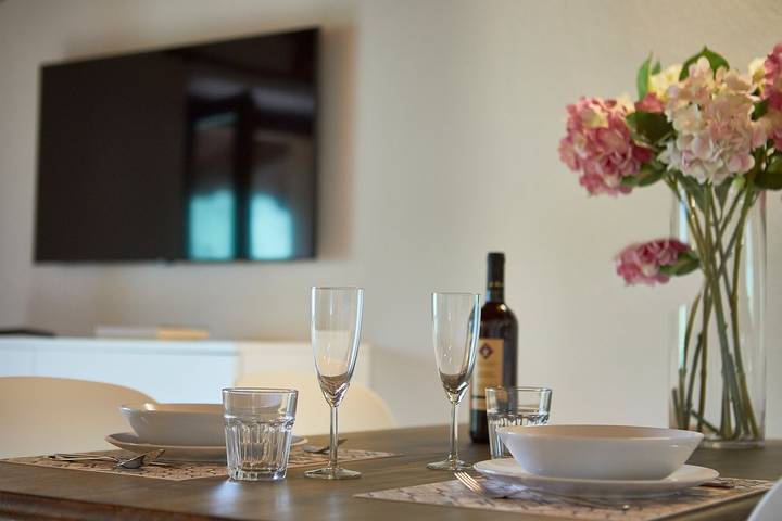 Ganze Wohnung, Elegante Ferienwohnung "Salvia" im Dachgeschoss mit Bergblick und Balkon in Ceole, Riva del Garda