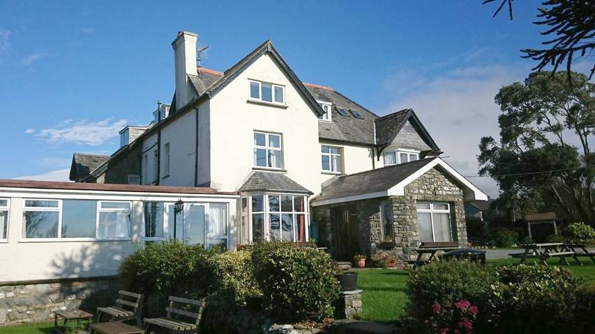 Holiday letting for 4 people, with Terrace and Garden as well as View in Dyffryn Ardudwy