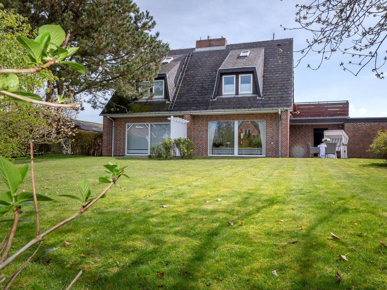 Ganze Ferienwohnung, Ferienwohnung Charlie - Idyllische Erdgeschosswohnung mit Garten in zentraler Lage von Wenningstedt in Wenningstedt, Sylt