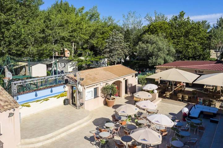 Camping pour 4 personnes, avec terrasse et piscine, animaux acceptés au Le Grau-du-Roi - 2