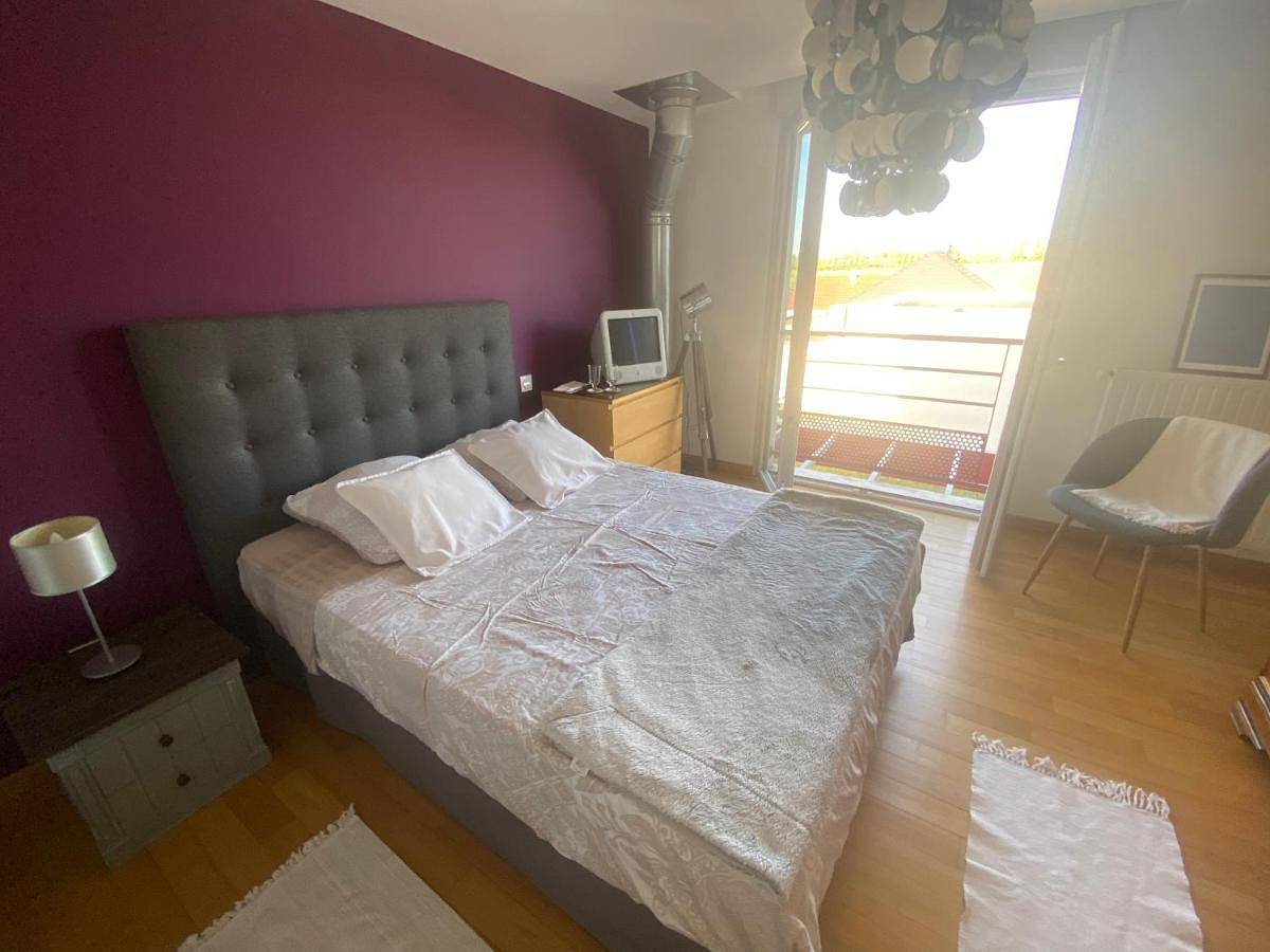 Appartement de vacances entier, Chambre avec salle de bain privée à l étage dans ma maison in Bourges, Région de Bourges