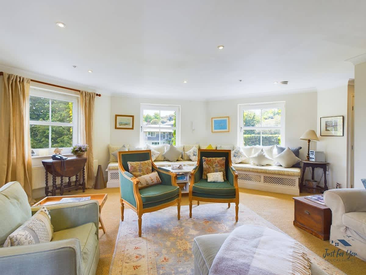 Solent Landing No. 16: Beach Retreat in Bembridge, Isle of Wight