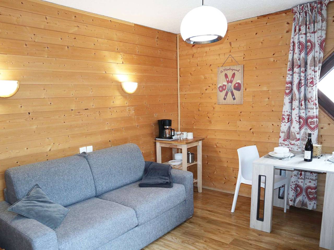 Ganzes Studio, Studio für 2 im Herzen von Les Orres 1650 mit Balkon und Skiraum in Les Orres, Nationalpark Écrins