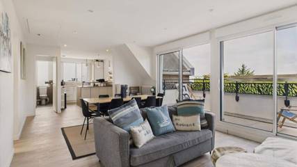 Gîte pour 9 personnes, avec balcon dans Plage Bonne-Source