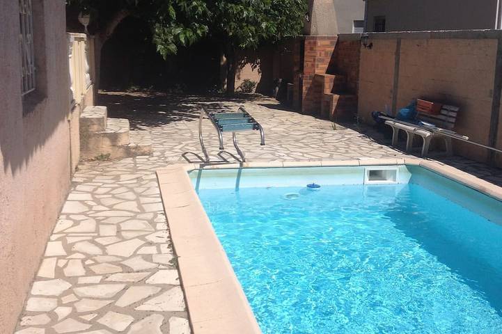 Location de vacances pour 6 personnes, avec Balcon et Jardin à Saint-Geniès-de-Fontedit