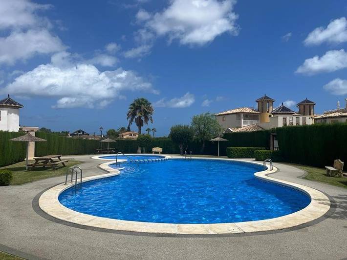 Casa de huéspuedes para 6 personas, con Balcón y Terraza además de Jardín y Piscina para niños en Orihuela