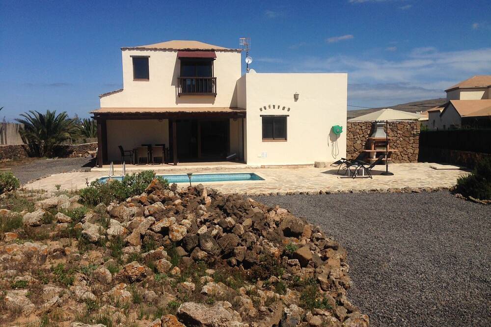 Magnificent house with private pool to enjoy with family and friends in Lajares, La Oliva