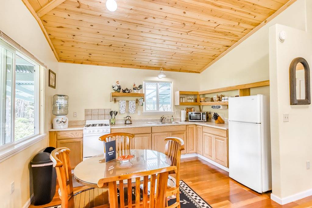 Charmantes Zuhause mit Holzofen - 10 Minuten von den Hawaii Volcanoes National Park! in Royal Hawaiian Estates, Fern Forest