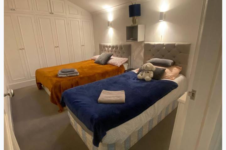 Vacation rental for 7 people, with balcony, kid friendly in London